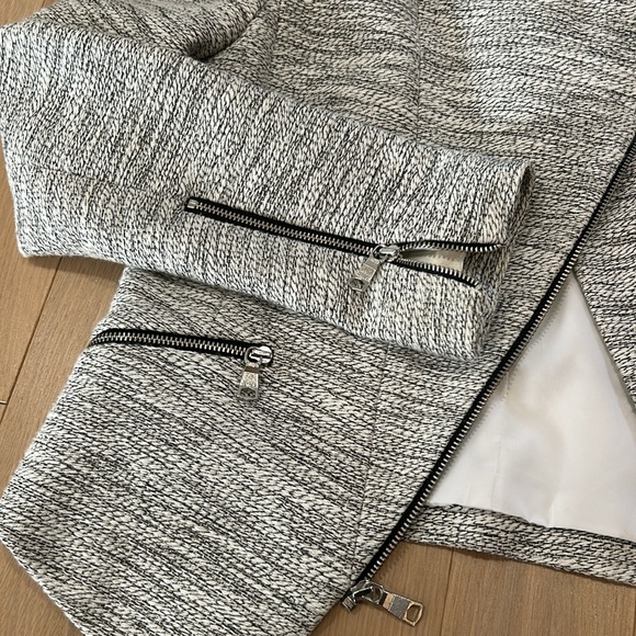 Banana Republic Women’s Blazer. Size 2. - Picture 3 of 5